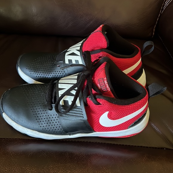 👟👟Nike size 5.5 boys red and black and white one doesn’t have straps - Picture 3 of 10